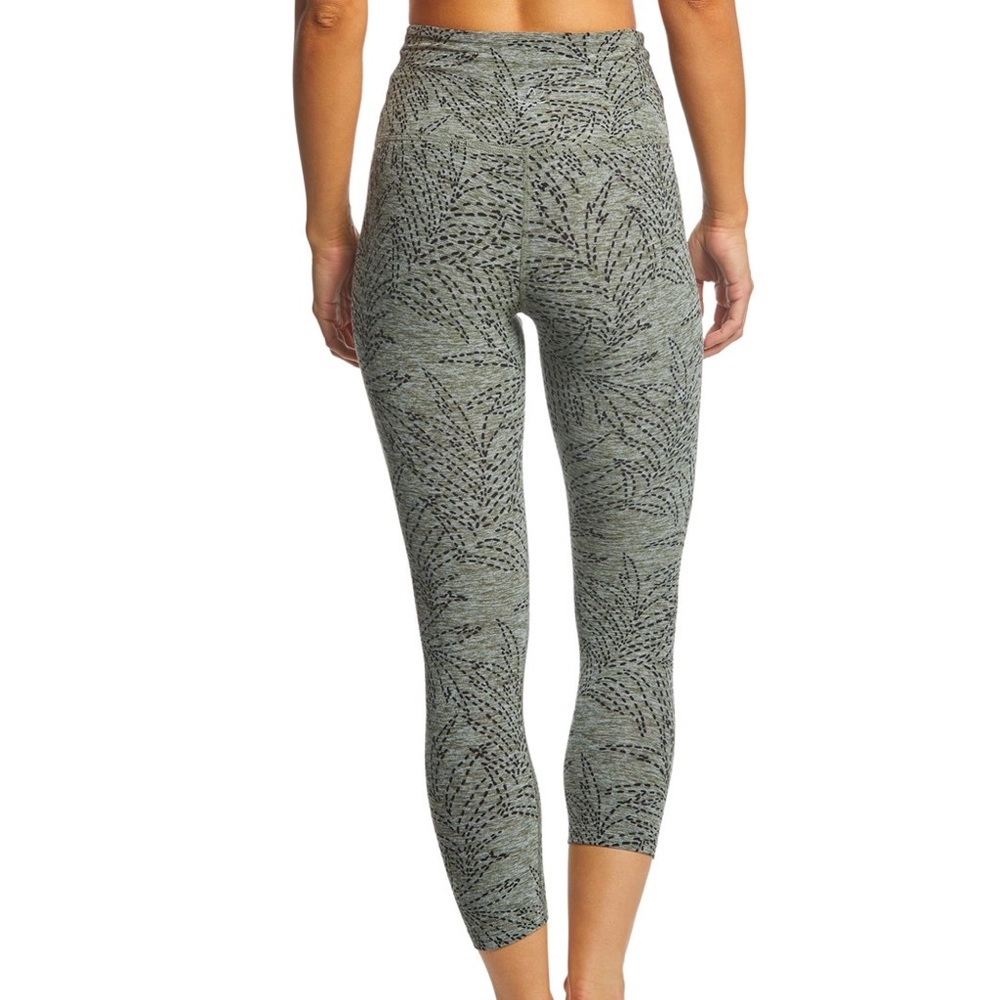 Beyond Yoga Jungle Fern capri size M
